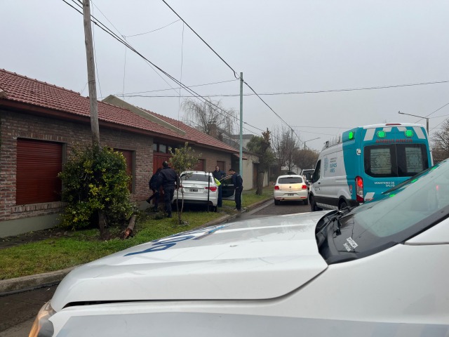 Un hombre se descompuso, despist y termin arriba de la vereda